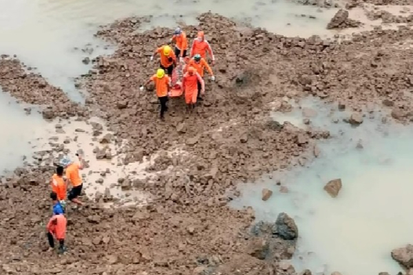 மண்சரிவில் சிக்கி புதையுண்ட பலர்... 42 சடலங்கள் மீட்பு | Mudslide Kills Rescue Mission Underway