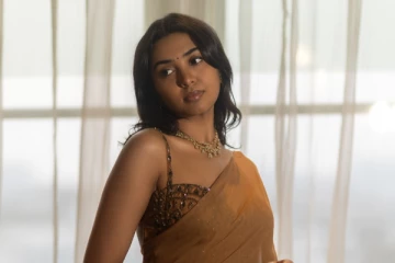 நடிகர் ராஜசேகர் மகள் சிவாத்மிகா சேலையில் கிளாமர் போட்டோஷூட்