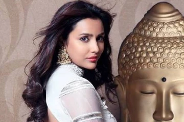காருக்குள் விடாமல் முத்தமழையில் நடிகை பிரியா ஆன்ந்த்! வைரலாகும் வீடியோ..