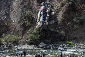 பள்ளத்தாக்கில் கவிழ்ந்த பேருந்து ; 37 பேர் பலி