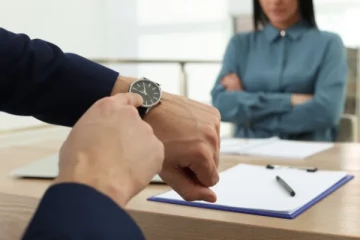 40 நிமிடங்களுக்கு முன்பே வேலைக்கு வந்த இளம்பெண்: வேலையை விட்டு நீக்கிய நிறுவனம்