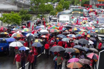 சம்பள உயர்வுகோரி பாரிய போராட்டம் (Video)