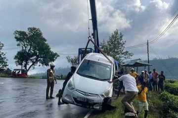 கார் வீதியை விட்டு விலகி விபத்து ; விசாரணையை ஆரம்பித்த பொலிஸார்