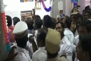 கலவரமான கலெக்டர் ஆபீஸ்.. அடிதடியில் ஈடுபட்ட அமைச்சரின் அசிஸ்டன்ட் - ஆட்சியர் அதிரடி!