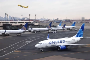 புறப்பட்ட விமான என்ஜினில் தீப்பிடித்ததால் பரபரப்பு