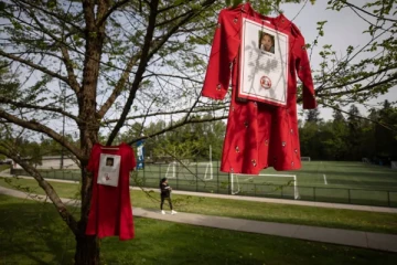 கனேடிய மாகாணம் ஒன்றில் பார்க்கும் இடத்திலெல்லாம் சிவப்பு நிற உடையணிந்த பெண்கள்: பின்னணியை விளக்கும் செய்தி