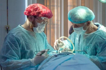 அழகாக தெரிய செய்துகொண்ட அறுவை சிகிச்சை... நூற்றுக்கணக்கானோருக்கு மூளை பாதிப்பு