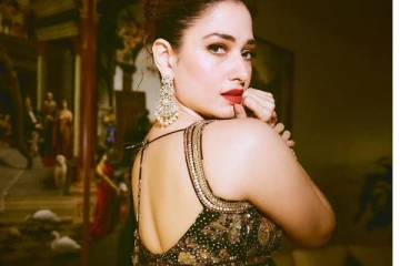 சேலையில் முரட்டு போஸ்!! நடிகை தமன்னா வெளியிட்ட கிளாமர் புகைப்படங்கள்...