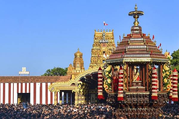நல்லூர் திருவிழாவில் சங்கிலி அறுக்க முயன்ற இளம் யுவதிக்கு நேர்ந்த கதி | Young Woman Caught Stealing Gold Nallur Festival