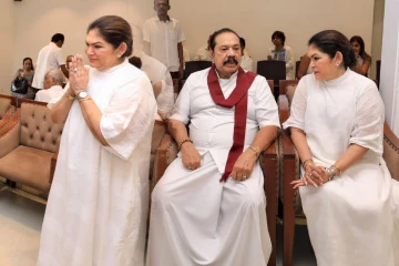 ரோஷி சேனாநாயக்க வீட்டில் மகிந்த