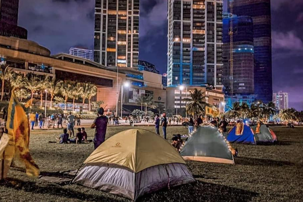 இலங்கையில் இடம்பெறும் போராட்டம் தொடர்பில் ஓர் நெகிழ்ச்சி பதிவு! | Sri Lanka Economic Crisis Galle Face Protest