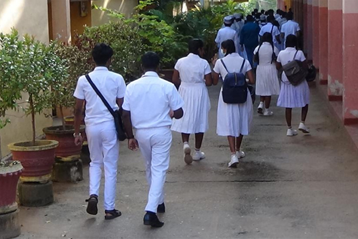 பாடசாலையிலிருந்து இடைவிலகும் பிள்ளைகளின் பெற்றோருக்கு காத்திருக்கும் சிக்கல் ; பொலிஸார் எச்சரிக்கை | Parents Face Trouble Over Children Leaving School பாடசாலையிலிருந்து இடைவிலகும் பிள்ளைகளின் பெற்றோருக்கு காத்திருக்கும் சிக்கல் ; பொலிஸார் எச்சரிக்கை | Parents Face Trouble Over Children Leaving School