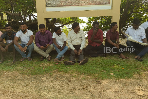 தமிழர் தாயகப் பகுதியில் தொடர்ந்தும் அத்துமீறும் பேரினவாதம் - முறியடிக்கும் முயற்சியில் மக்கள்! | Mullaitivu Vadduvakal Navy Camp Land Acquisition