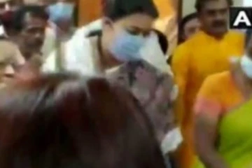 ஸ்மிருதி இரானியோடு நடனமாடிய வானதி சீனிவாசன்: களைகட்டும் தேர்தல் களம்