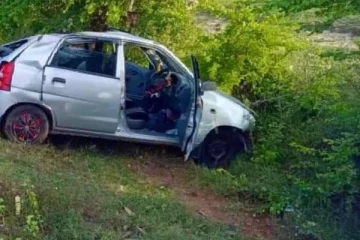 சாரதி தூங்கியதால் வீதியை விட்டு விலகிய கார் ; காரில் பயணித்த அனைவரும் வைத்தியசாலையில்