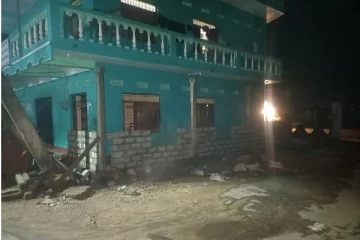 அனுமதியின்றி இரவிரவாக கட்டப்படும்  மதில்கள்;  பிரதேசவாசிகள் விசனம்