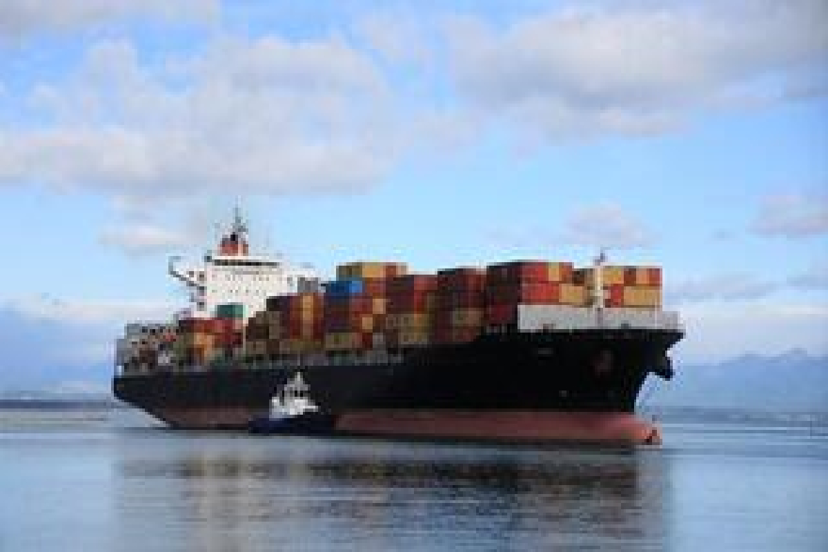 இஸ்ரேலுடன் தொடர்புடைய சரக்கு கப்பல் மீது ஈரான் ஏவுகணை தாக்குதல் : பற்றி எரியும் கப்பல் | Iran Missile Attack On Israeli Linked Cargo Ship