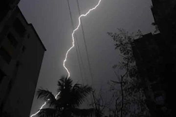 நீராடும் போது மின்னல் தாக்குதலுக்கு இலக்கான இளைஞர்கள் குழு ; இருவரின் நிலமை கவலைக்கிடம்