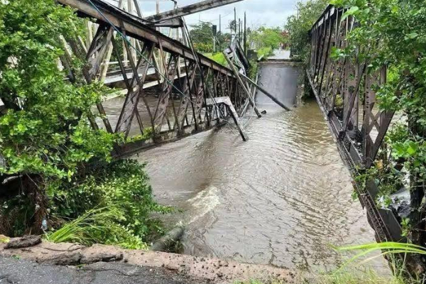 இலங்கையில் வெள்ளத்தில் பல பிரதேசங்கள்; இடிந்து விழுந்த நூற்றாண்டு பழைமையான பாலம் | Century Old Bentota Bridge Collapses In Sri Lanka இலங்கையில் வெள்ளத்தில் பல பிரதேசங்கள்; இடிந்து விழுந்த நூற்றாண்டு பழைமையான பாலம் | Century Old Bentota Bridge Collapses In Sri Lanka