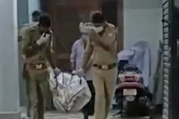 10 நாட்களாக தாயின் சடலத்துடன் வசித்த மகள் :  லக்னோவில் அதிர்ச்சி சம்பவம் - தமிழ்நாடு