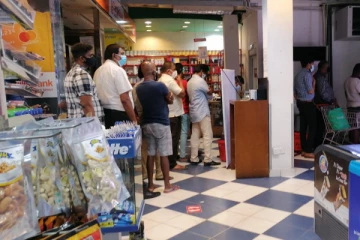 இன்று இரவு அமுலாகும் முடக்கம் - வர்த்தக நிலையங்களுக்கு படையெடுத்துள்ள மக்கள்