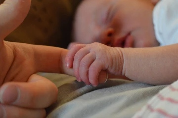 பிறந்த குழந்தையை கைவிட்டு சென்ற பெண் கைது