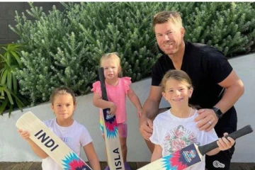 “அவர மாதிரி ஏன் உங்களால அடிக்க முடியல டேடி” - டேவிட் வார்னரை கேள்வி கேட்கும் மகள்கள்