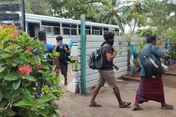 சட்டவிரோதமாக அவுஸ்திரேலியா செல்ல முற்பட்ட 64 பேர் கைது (Video) | 64 Arrested Trying To Cross Australia Illegally