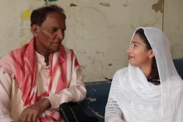 பேத்தி வயது பெண்ணை திருமணம் செய்த 70 வயது தாத்தா! வெளியான ரொமான்ஸ் புகைப்படங்கள்