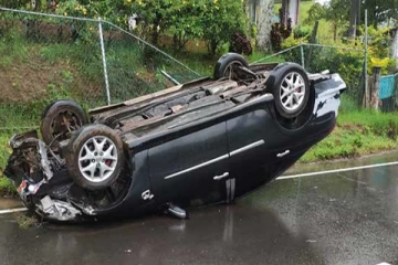 அதிவேகத்தால் வீதியில் கவிழ்ந்த கார்!