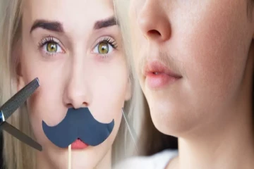 உதட்டின் மேல் வளரும் முடியை த்ரெட்டிங் செய்யாமல் அகற்றணுமா? அப்போ இத பண்ணுங்க