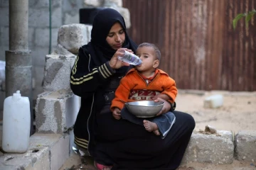 காசாவில் உணவு, குடிநீரின்றி தவிக்கும் கர்ப்பிணிகள் மற்றும் குழந்தைகள்