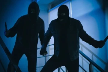 யாழ் வீடொன்றில் திருட்டு ; 20 வயது இளைஞன் கைது