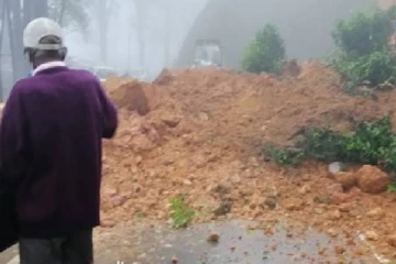 சரிந்து வீழ்ந்த மண்மேடு : பிரதான வீதிக்கு மீண்டும் பூட்டு