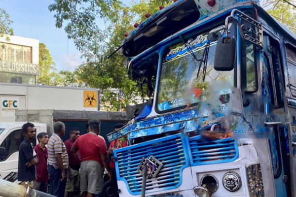 மரத்தின் மீது பேருந்து மோதி விபத்து ; பயணிகளின் நிலை என்ன? | Bus Crashes Into Tree Moratuwa