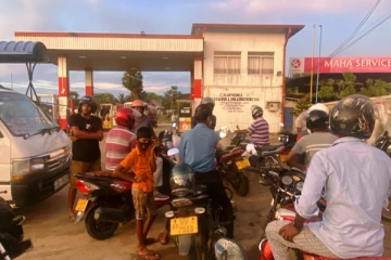 எரிபொருட்கள் நிலையத்தில் முன்னெடுக்கப்படும் செயற்பாடுகள் தொடர்பில் பொதுமக்கள் விசனம் (VIDEO)