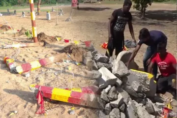 மட்டக்களப்பு - வாகரையில் மாவீரர் துயிலுமில்லம் தகர்ப்பு (Video)