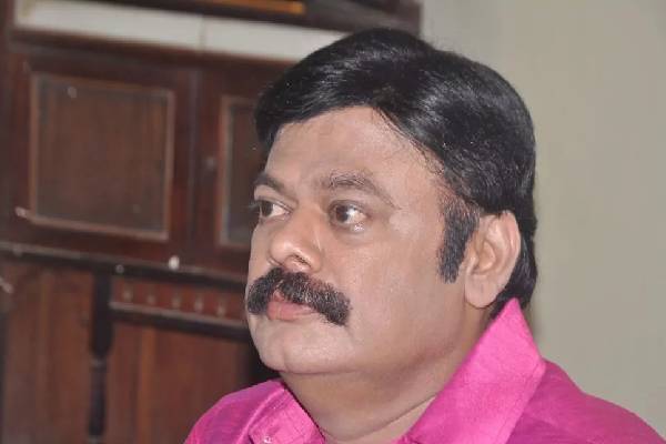 வீடே வெறிச்சோடி இருக்கு: எந்த பெரிய நடிகரும் வரவில்லை? நடிகர் மதன் பாப்க்கு இப்படி ஒரு நிலையா? | No Actors Attended The Funeral Comedian Madan Bob