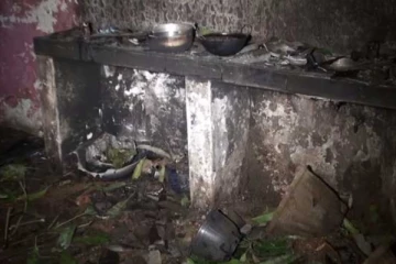 කුප්පි ලාම්පුව පෙරළි නිවසක් ගිණිගත් ඇග කිලි පොලා යන කතාව... (VIDEO)