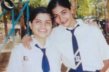 இந்த பள்ளி பருவ புகைப்படத்தில் இருக்கும் டாப் நாயகி யார் தெரியுமா?- விஜய்யுடன் எல்லாம் நடித்துள்ளார்