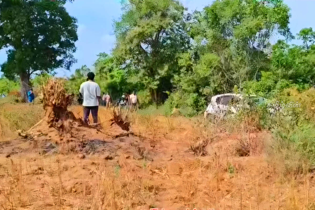 திருகோணமலை காட்டுப் பகுதியிலிருந்து சொகுசு கார் மீட்பு: தப்பிச் சென்ற கடத்தல்காரர்களுக்கு வலைவீச்சு | Car Recovered In Trincomalee Forest Area திருகோணமலை காட்டுப் பகுதியிலிருந்து சொகுசு கார் மீட்பு: தப்பிச் சென்ற கடத்தல்காரர்களுக்கு வலைவீச்சு | Car Recovered In Trincomalee Forest Area