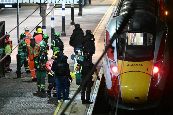 லண்டன் இரயிலில் கோர சம்பவம்... உயிருக்கு போராடும் பலர்: சிக்கிய இருவர் | Huntingdon Stabbing 9 Fighting For Life