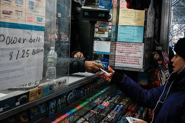 கடுமையான விதிகள்... லொட்டறியில் 1.82 பில்லியன் டொலர் பரிசாக வென்றவர் பரிதவிப்பு | Powerball Winner Faces Agonizing Wait