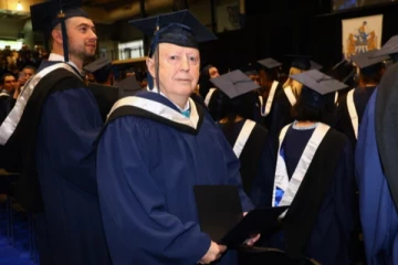 76 வயதிலும் கல்வியில் ஆர்வம் காட்டும் கனேடியர் ஒருவர்