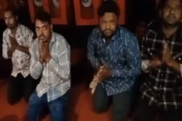 தியேட்டரில் படம் பார்த்து சிரித்த இளைஞர்கள் - மன்னிப்பு கேட்க வைத்த ரசிகர்கள்