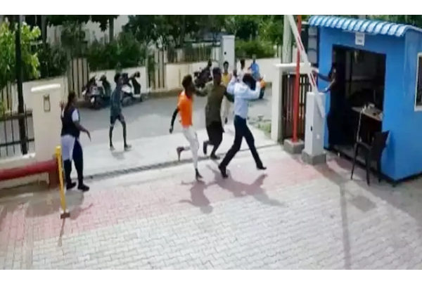 காவலாளியை சராமரியாக அடித்து உதைக்கும் ஸ்விக்கி டெலிவரி பாய்ஸ்... - வைரலாகும் அதிர்ச்சி வீடியோ! - தமிழ்நாடு