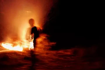 සිරුරට ගිනි තියාගෙන මැරුණා කෙනෙක් අවුරුදු එකහමාරකට පසු පණපිටින් එළියට ආ හැටි.