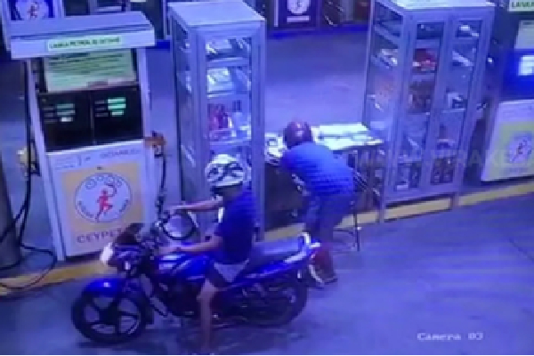 எரிபொருள் நிரப்பு நிலையத்தில் கைவரிசை; CCTV யில் சிக்கிய திருடர்கள்! | Handline At Fuel Station Thieves Caught On Cctv