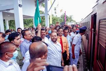 மஹிந்தவின் அதிரடி மாற்றம்; குழப்பத்தில் கொழும்பு அரசியல்!