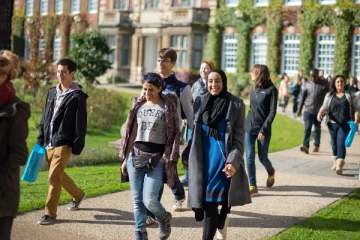 தயவு செய்து பிரித்தானியாவுக்கு வாருங்கள்... தடாலடியாக சர்வதேச மாணவர்கள் காலில் விழுந்த அமைச்சர்